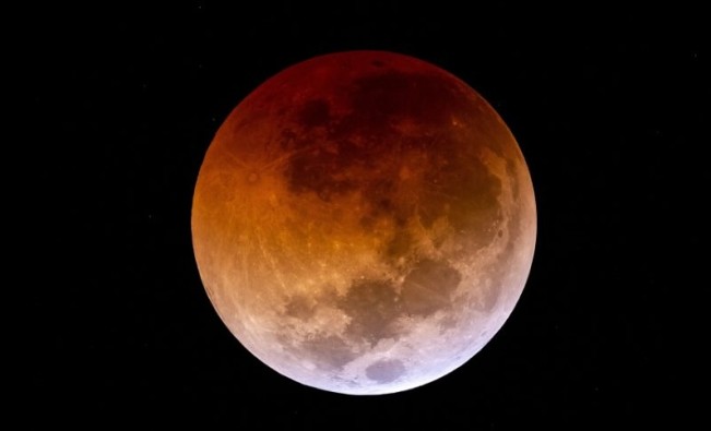 Besok Malam Ada Gerhana Bulan Total, Ini Jadwal dan Tips Cara Mengamatinya